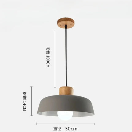 Suspension design nordique moderne en aluminium, lumière chaude et ambiance cosy