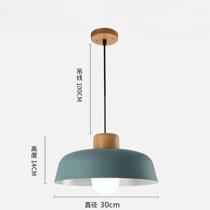Suspension design nordique moderne en aluminium, lumière chaude et ambiance cosy