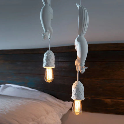 Suspension LED écureuil en résine nordique, lumière d’ambiance chaleureuse