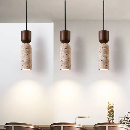 Suspension wabi-sabi japonaise en pierre, lumière chaude et ambiance cosy