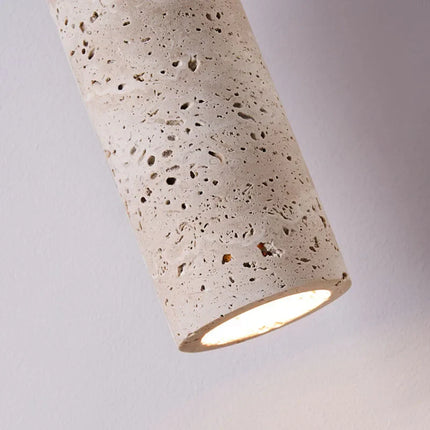 Suspension wabi-sabi japonaise en pierre, lumière chaude et ambiance cosy