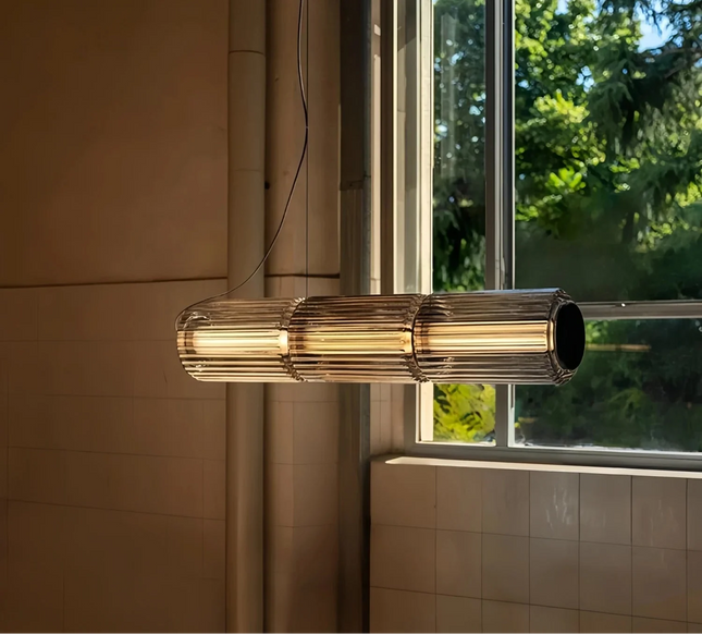 Suspension LED design italien en verre gris fumé, lumière chaude ambiance cosy