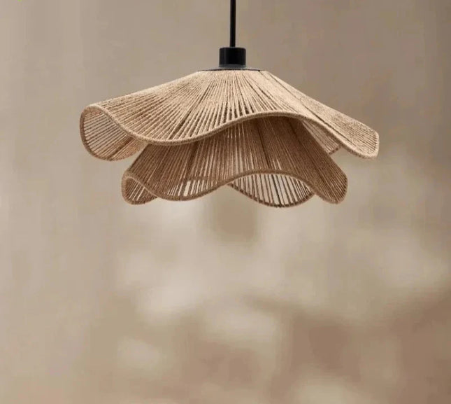Suspension vintage en rotin tissé forme fleur Wabi Sabi lumière chaude