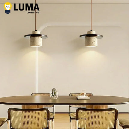 Suspension Wabi-Sabi en travertin jaune avec lampe ronde en bois E27