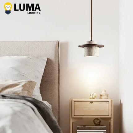 Suspension Wabi-Sabi en travertin jaune avec lampe ronde en bois E27