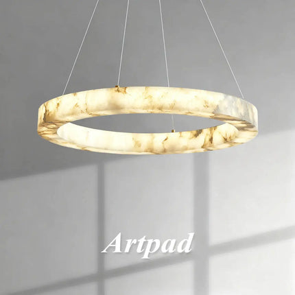 Suspension ronde en faux marbre résine, lumière chaude et design moderne