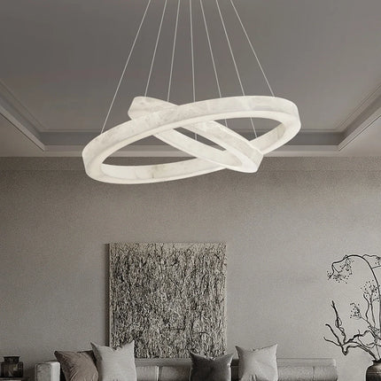 Suspension ronde en faux marbre résine, lumière chaude et design moderne