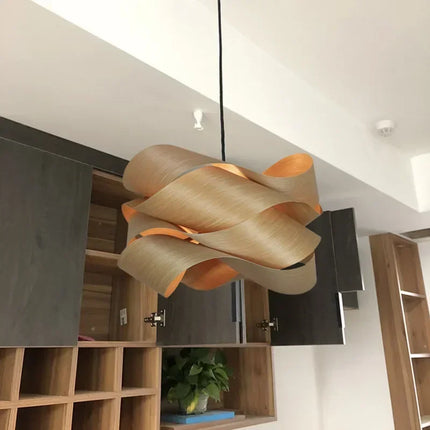 Suspension bois et bambou style Sud-Est asiatique, lumière LED chaleureuse