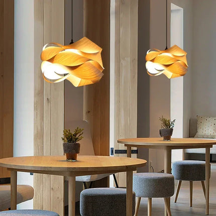 Suspension bois et bambou style Sud-Est asiatique, lumière LED chaleureuse