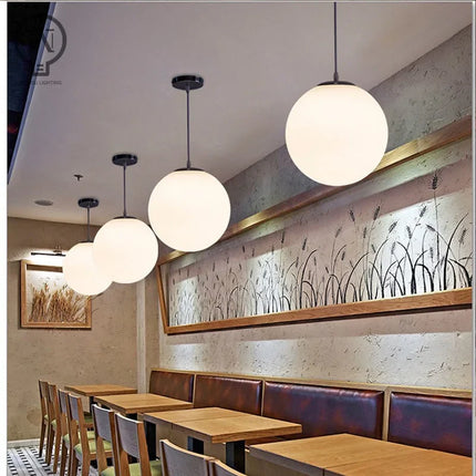 Suspension boule en verre blanc, lumière LED moderne pour ambiance cosy