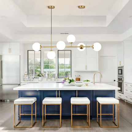 Suspension linéaire moderne à 6 globes en verre laiteux, ambiance chaleureuse