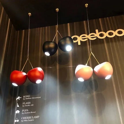 Suspension LED Qeeboo cerise design créatif pour bar et restaurant