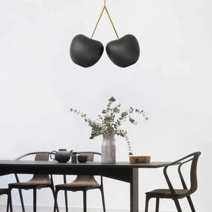 Suspension LED Qeeboo cerise design créatif pour bar et restaurant