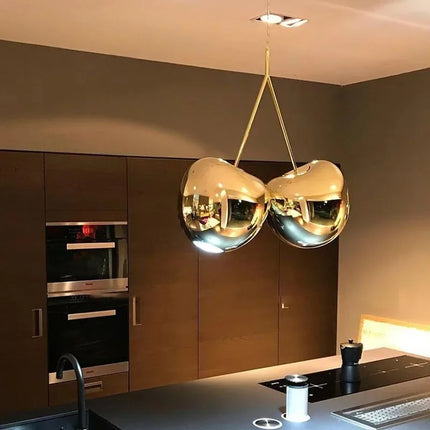 Suspension LED Qeeboo cerise design créatif pour bar et restaurant
