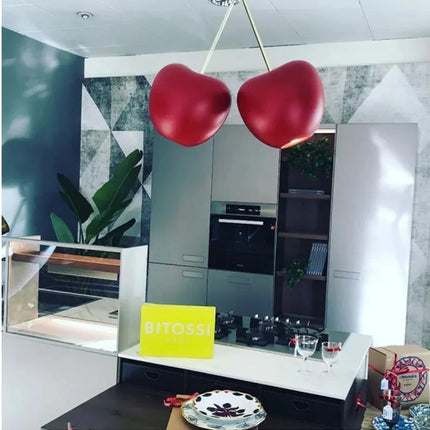 Suspension LED Qeeboo cerise design créatif pour bar et restaurant