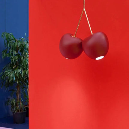 Suspension LED Qeeboo cerise design créatif pour bar et restaurant