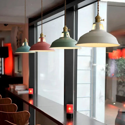 Suspension rétro industrielle colorée en métal pour cuisine et restaurant