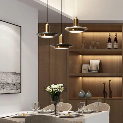 Suspension en verre moderne avec lumière LED, design élégant pour salle à manger et hôtel